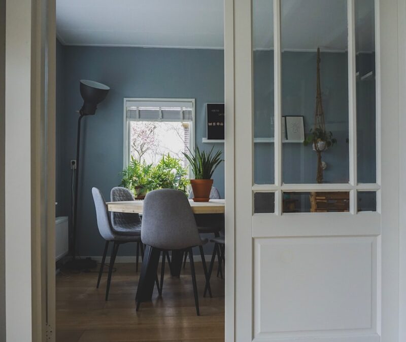 5 kluczowych zalet drzwi przesuwnych w małych wnętrzach