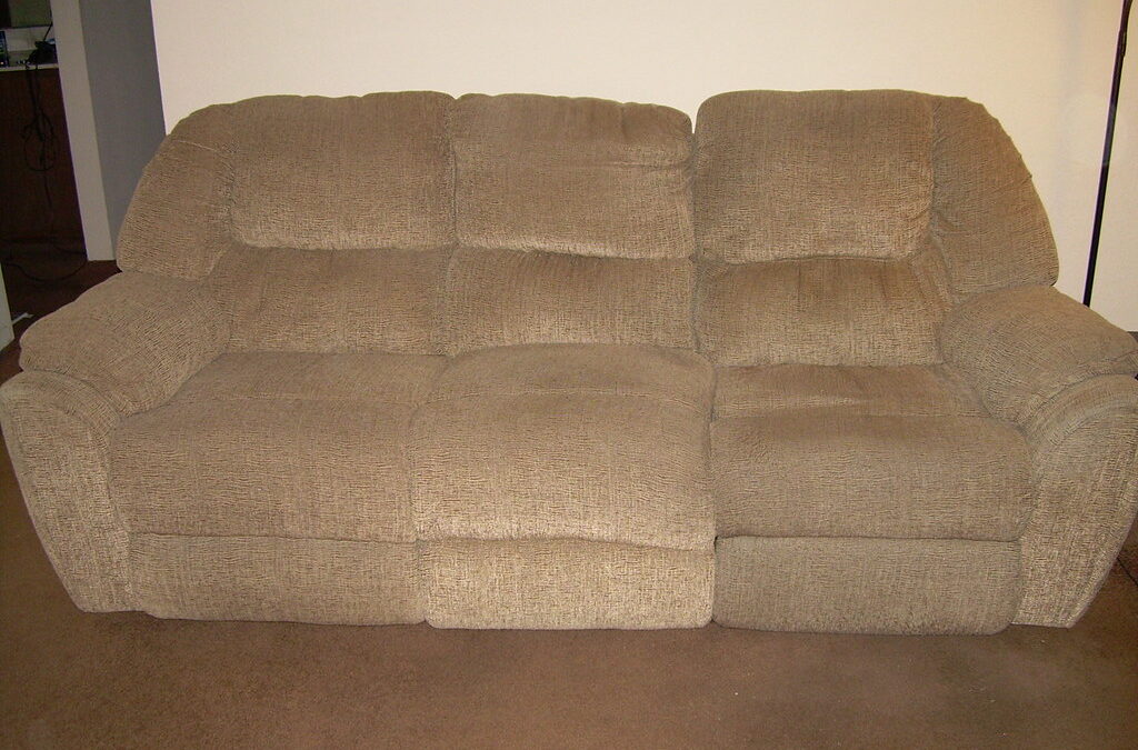 Jak skutecznie wyczyścić sofę z weluru octem i sodą