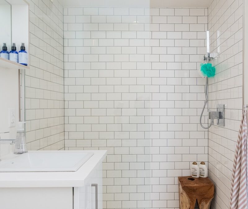 Skuteczne sposoby usuwania osadu z kamienia na szklanych kabinach prysznicowych