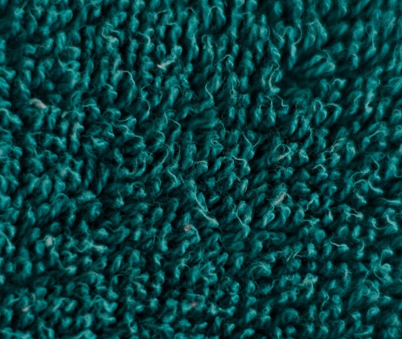 Jak skutecznie usunąć plamy z dywanu wełnianego bez chemii