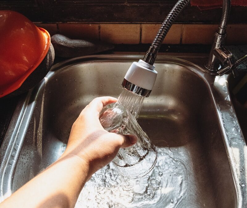 Jak zaoszczędzić wodę przy myciu naczyń ręcznie – sprawdzone metody